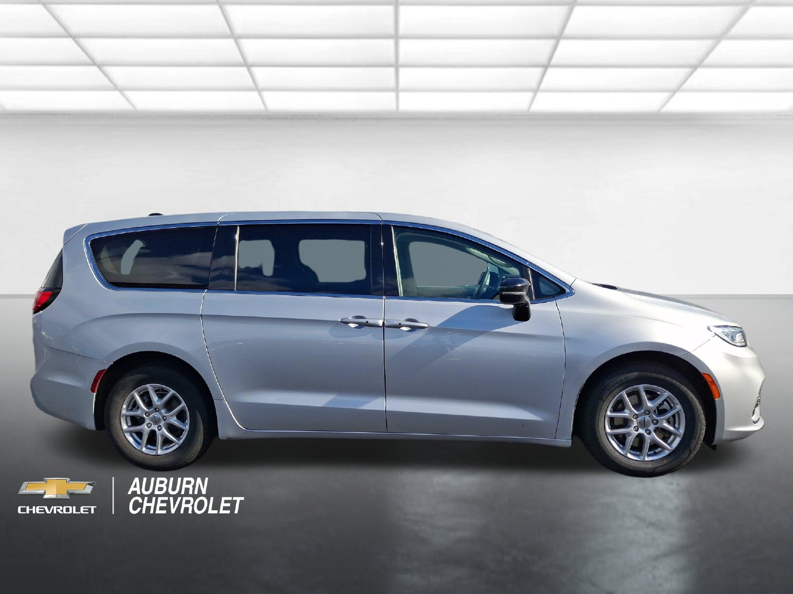 Used 2024 Chrysler Pacifica Touring-L FWD image 2