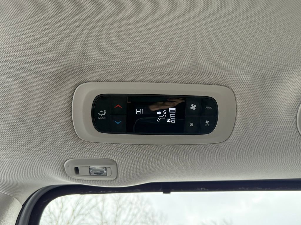 Used 2024 Chrysler Pacifica Limited image 29