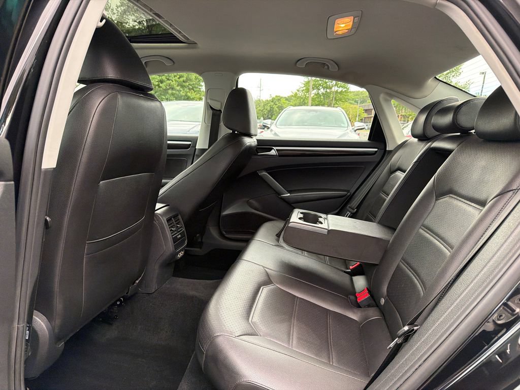 Used 2019 Volkswagen Passat 2.0T SE R-Line FWD image 14