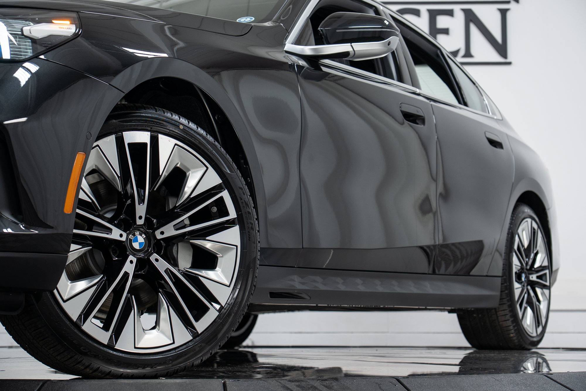 Used 2026 BMW 530i xDrive w/ Premium Package AWD/4WD image 27