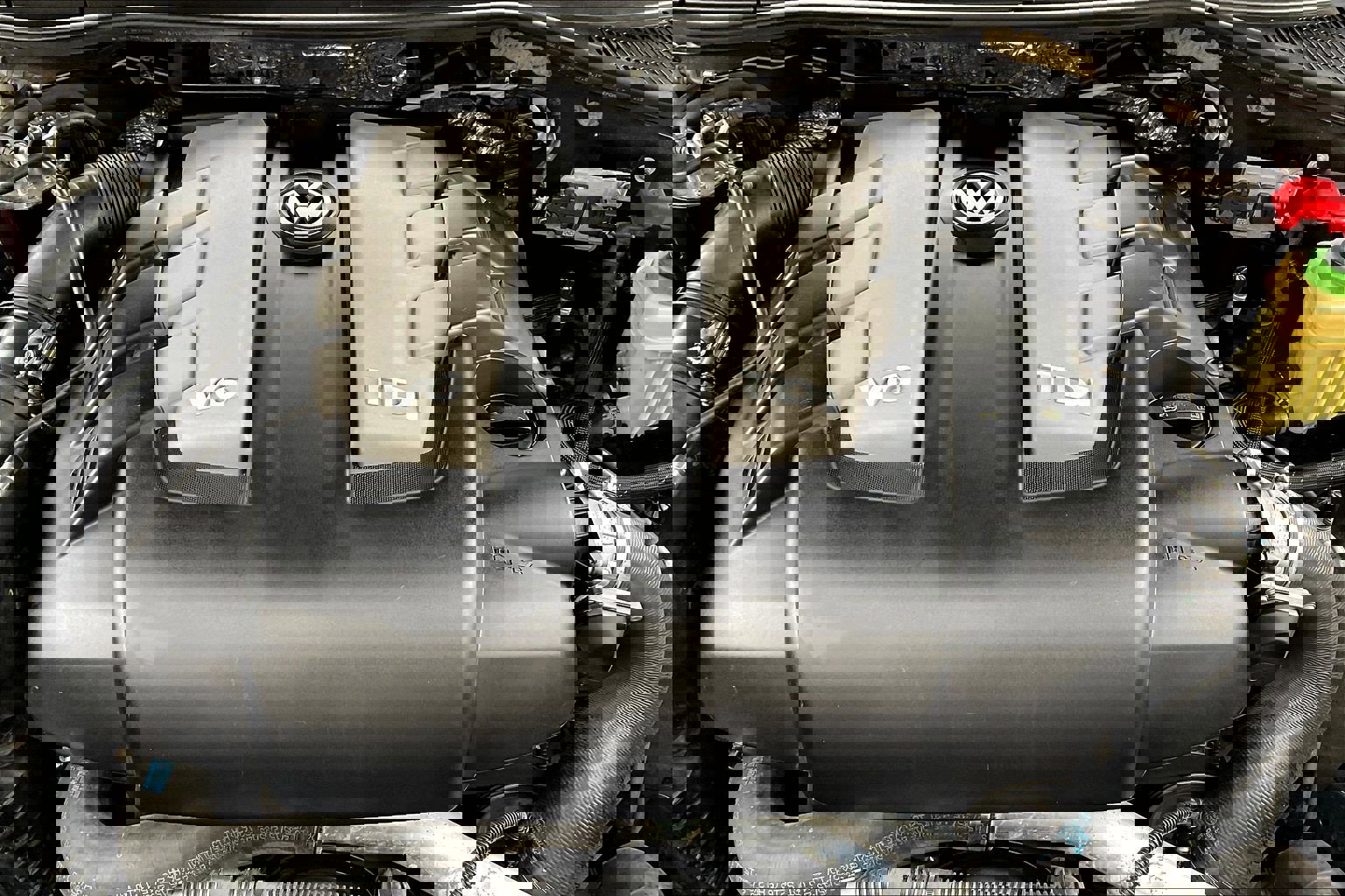 Used 2016 Volkswagen Touareg Sport image 32