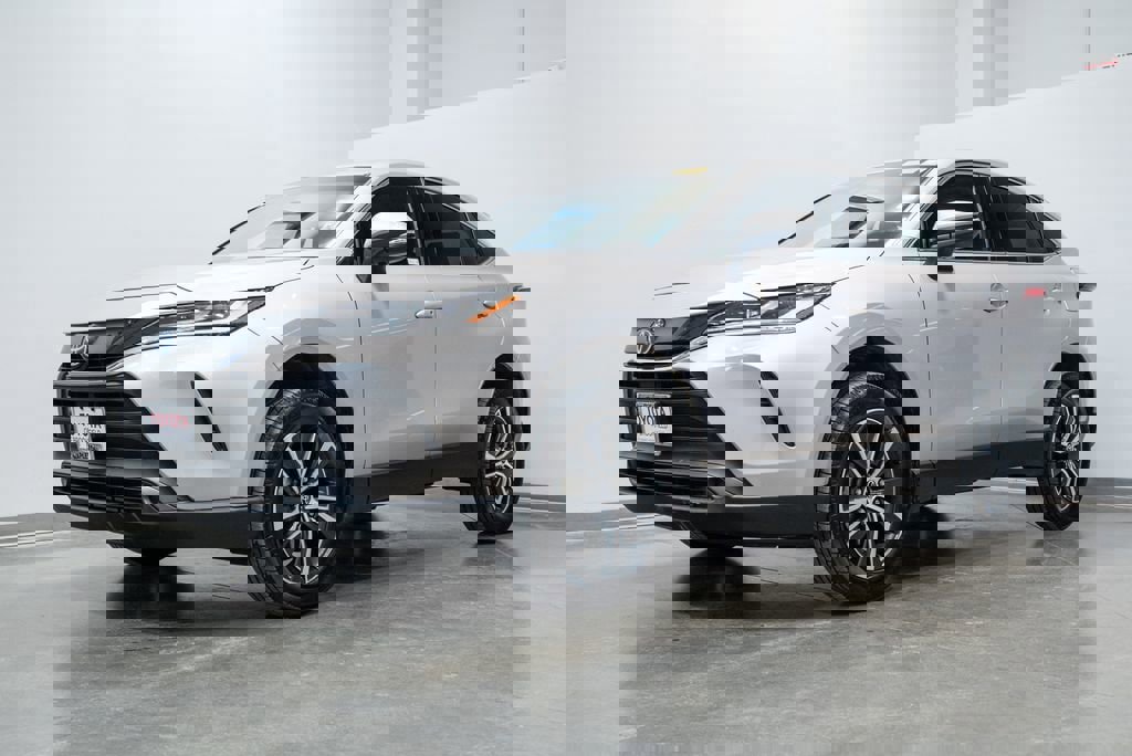 Used 2023 Toyota Venza LE image 3