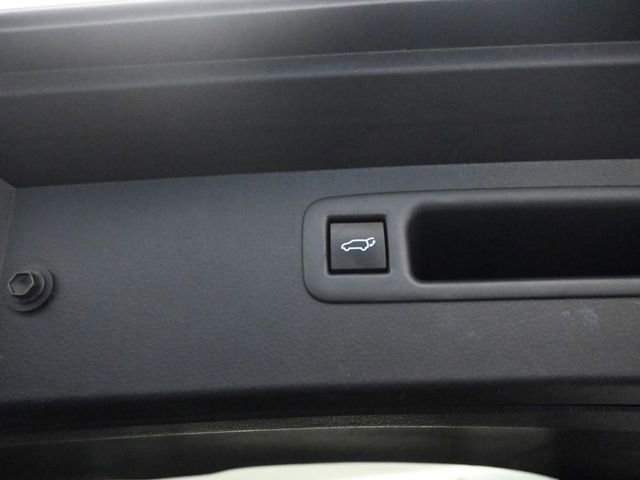 Used 2024 Toyota Highlander LE image 9