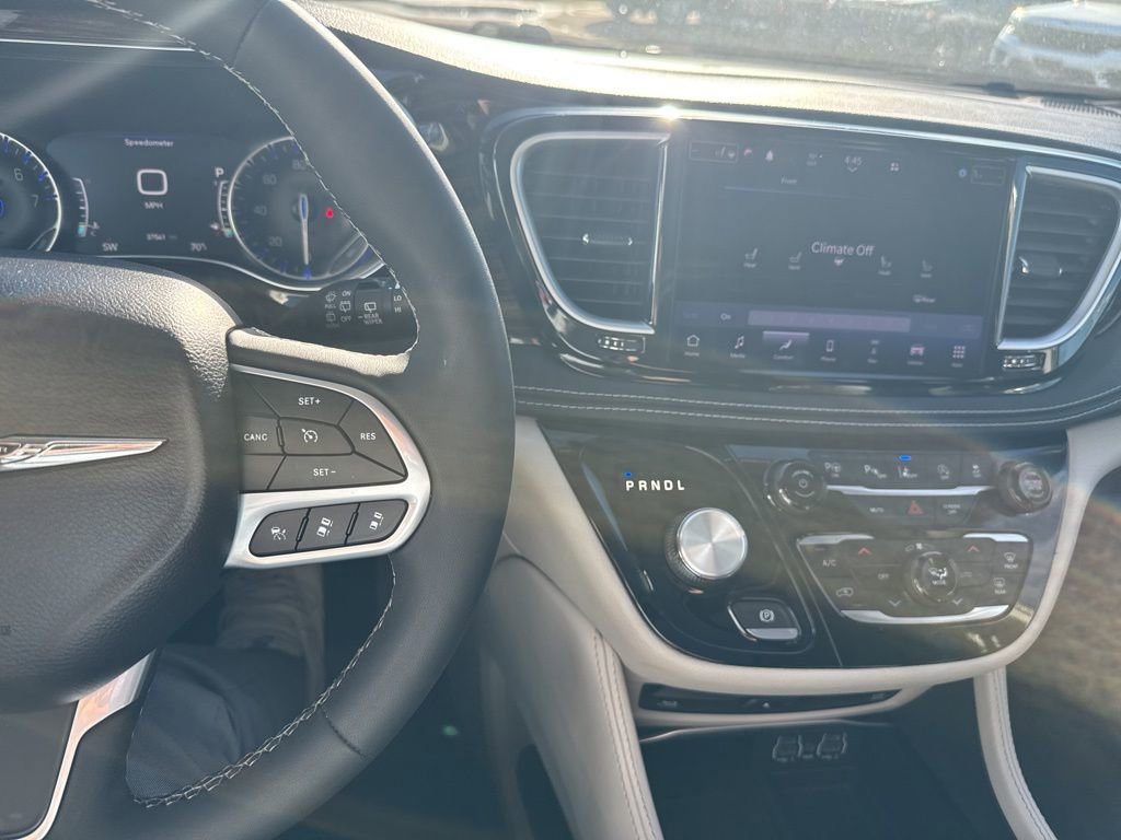 Used 2022 Chrysler Pacifica Limited w/ Uconnect Theater Family Group image 38