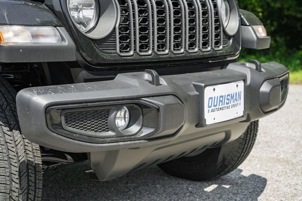 New 2025 Jeep Gladiator Sport AWD/4WD image 11