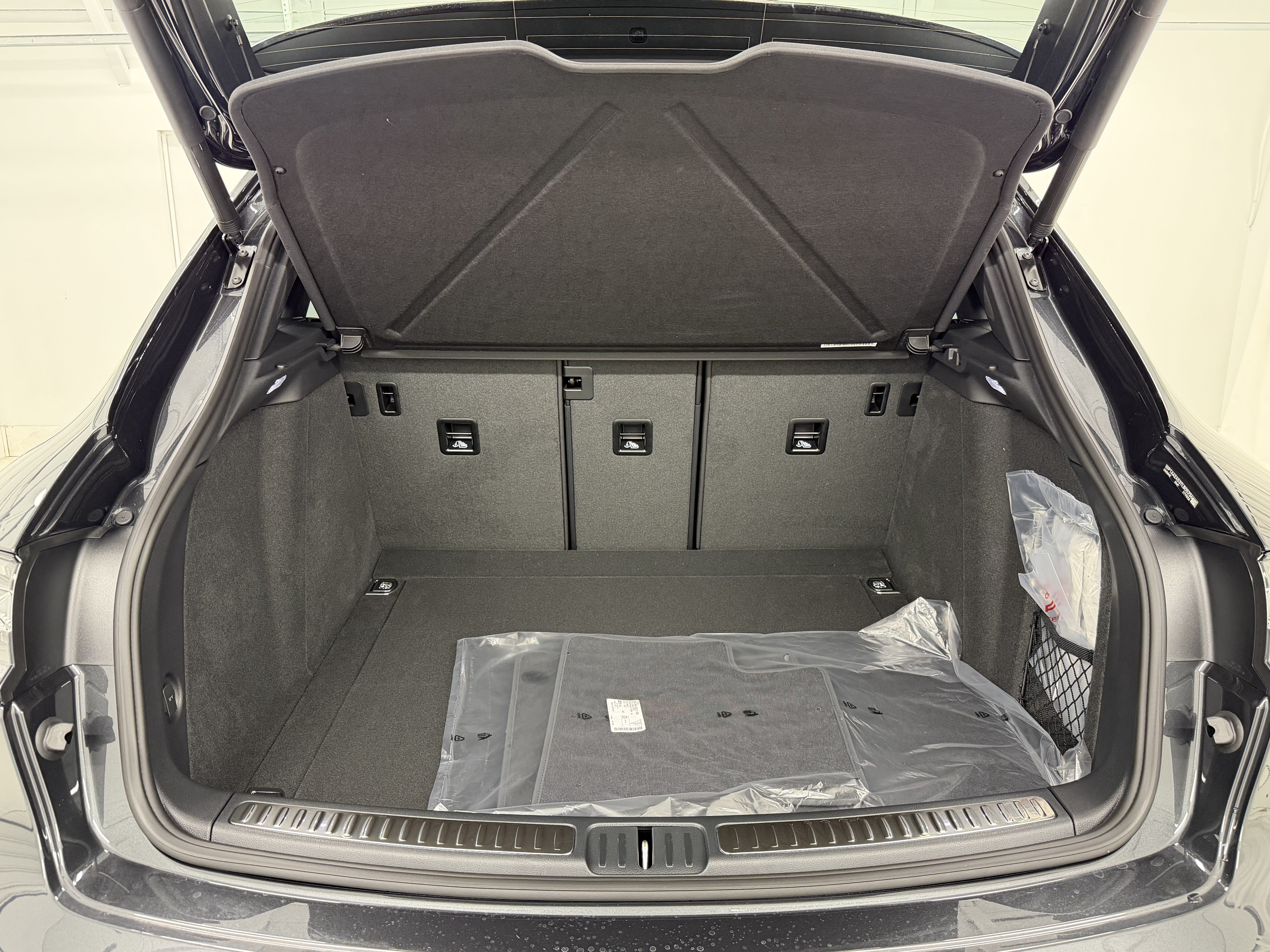 Certified 2026 Porsche Macan AWD/4WD image 60