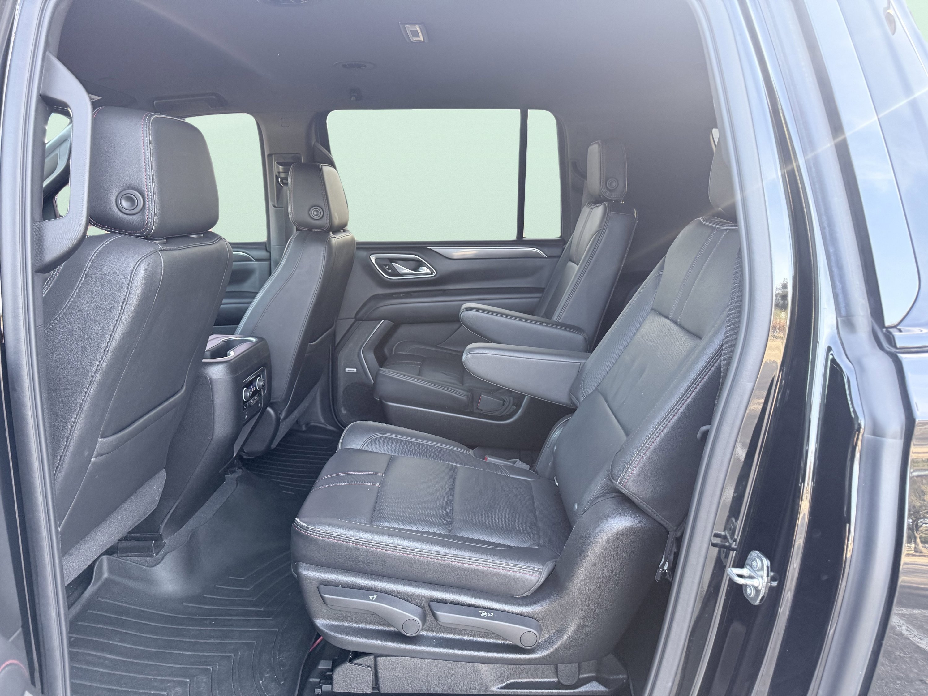 Used 2021 Chevrolet Suburban RST w/ Luxury Package AWD/4WD image 3