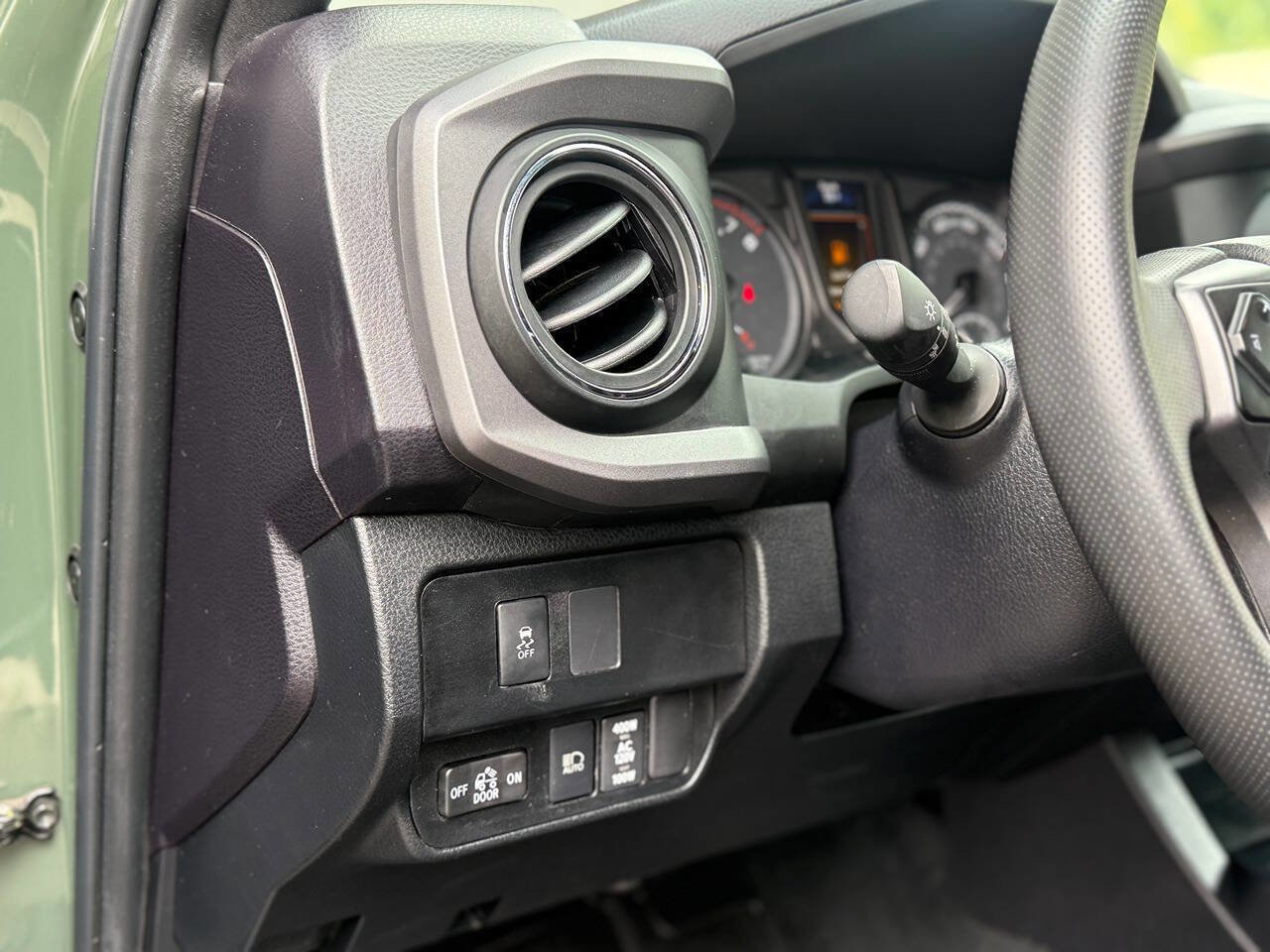 Used 2022 Toyota Tacoma TRD Off-Road image 12