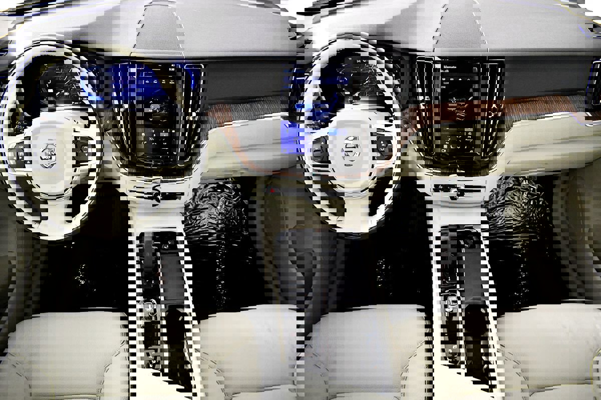 Used 2022 Volvo XC60 B5 Momentum image 22