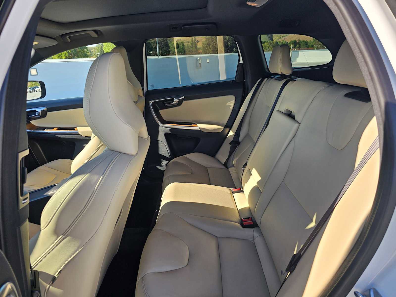 Used 2016 Volvo XC60 T6 Platinum w/ Climate Package image 12