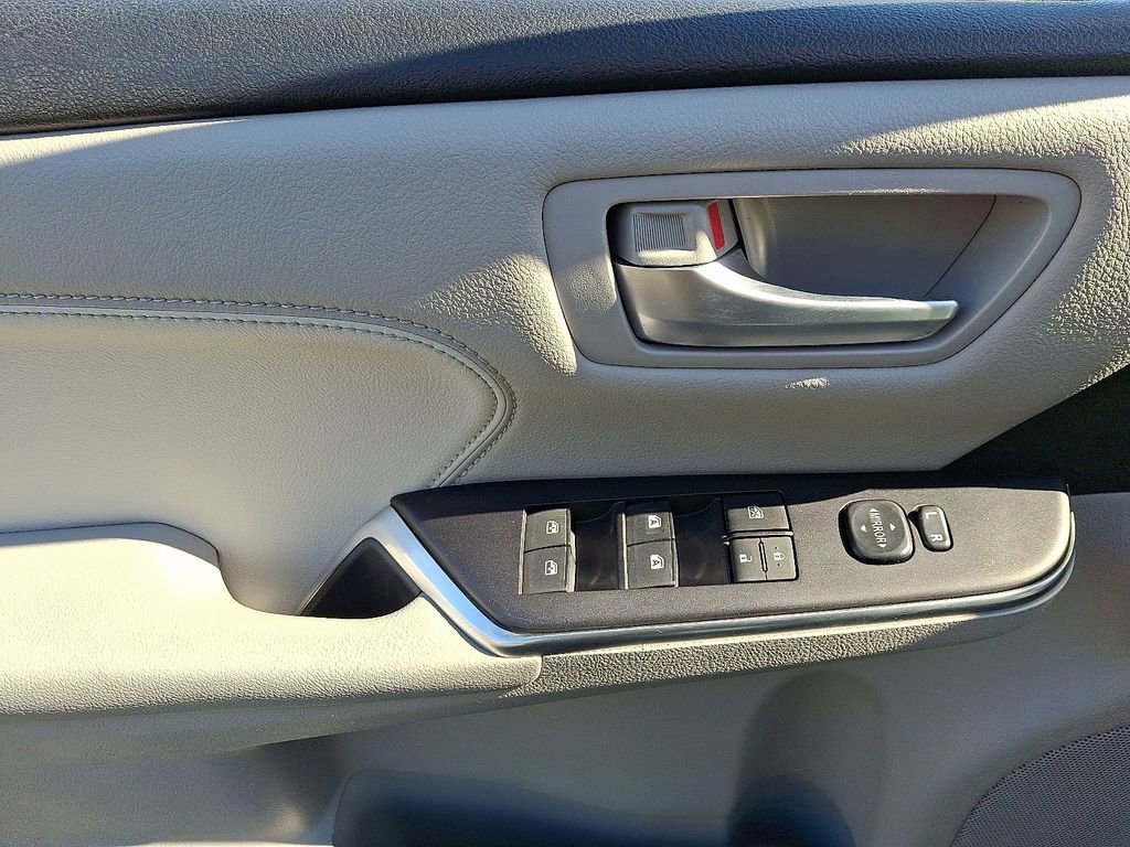 Used 2017 Toyota Camry XLE FWD image 13