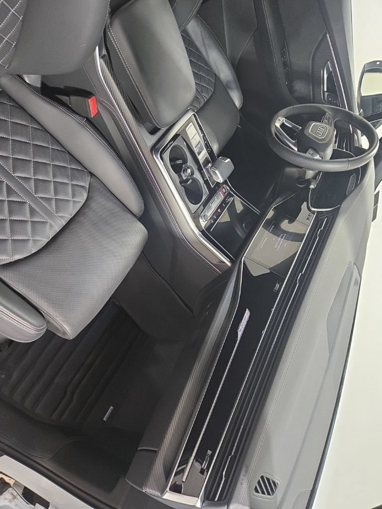 Used 2025 Audi SQ7 Prestige AWD/4WD image 35