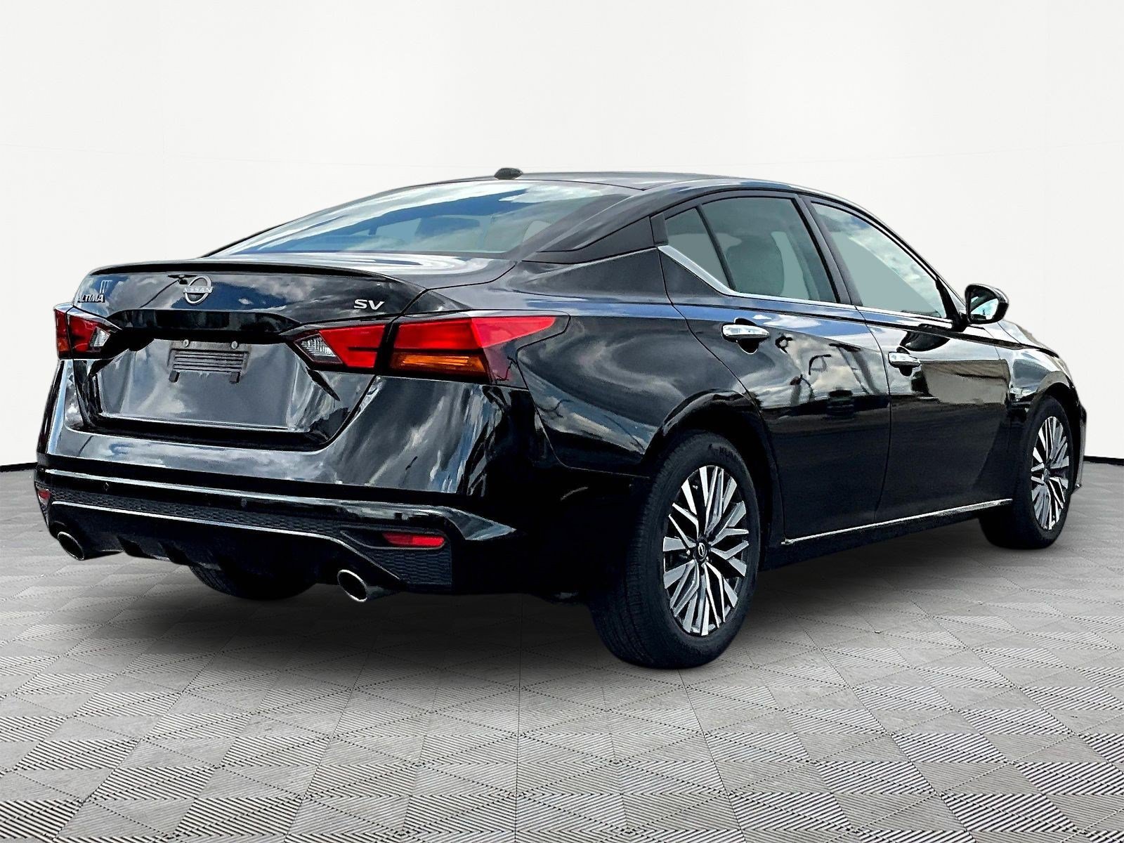 Used 2023 Nissan Altima 2.5 SV w/ SV Premium Package FWD image 6