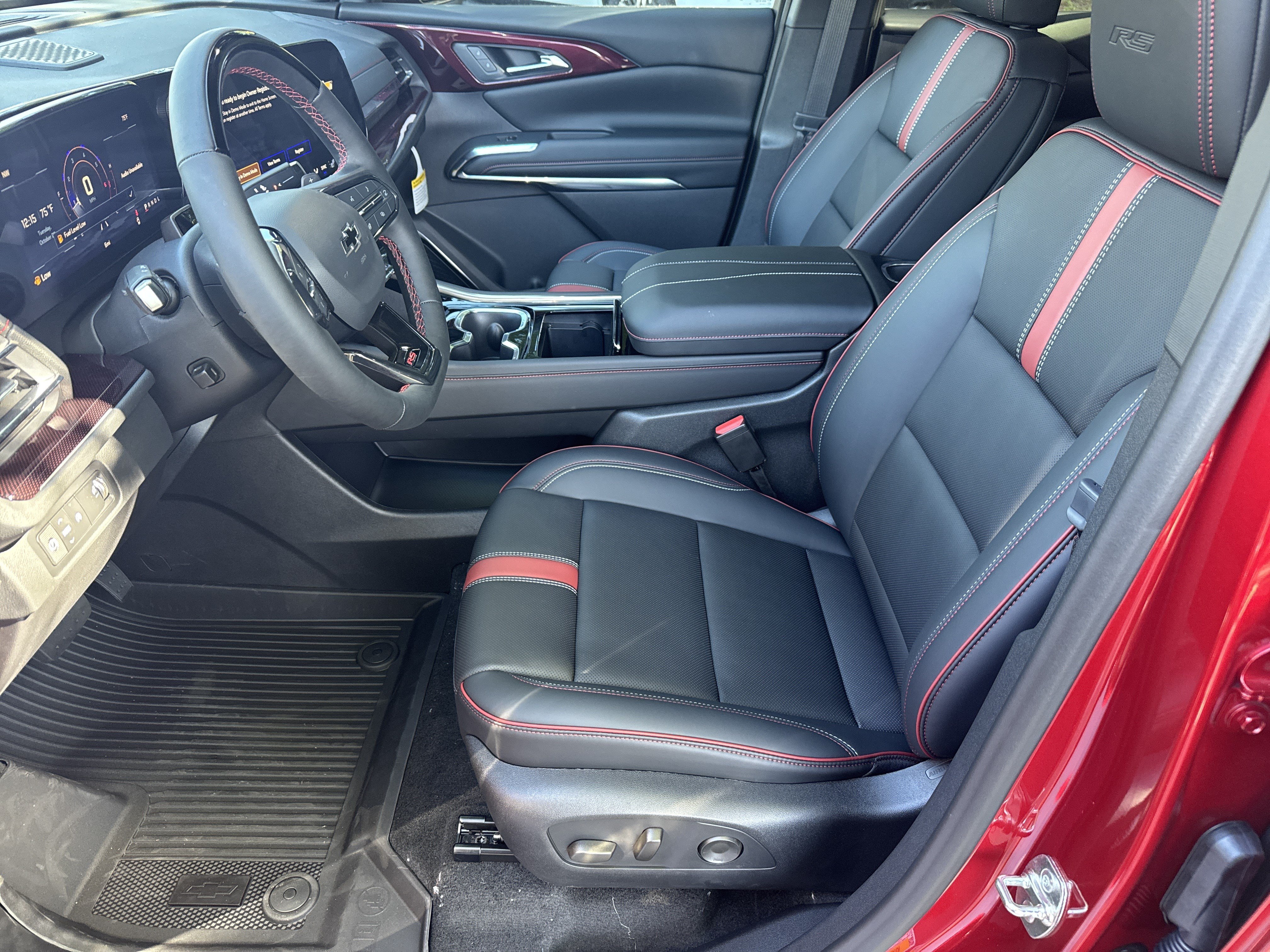 New 2027 Chevrolet Traverse RS w/ LPO, Floor Liner Package FWD image 9