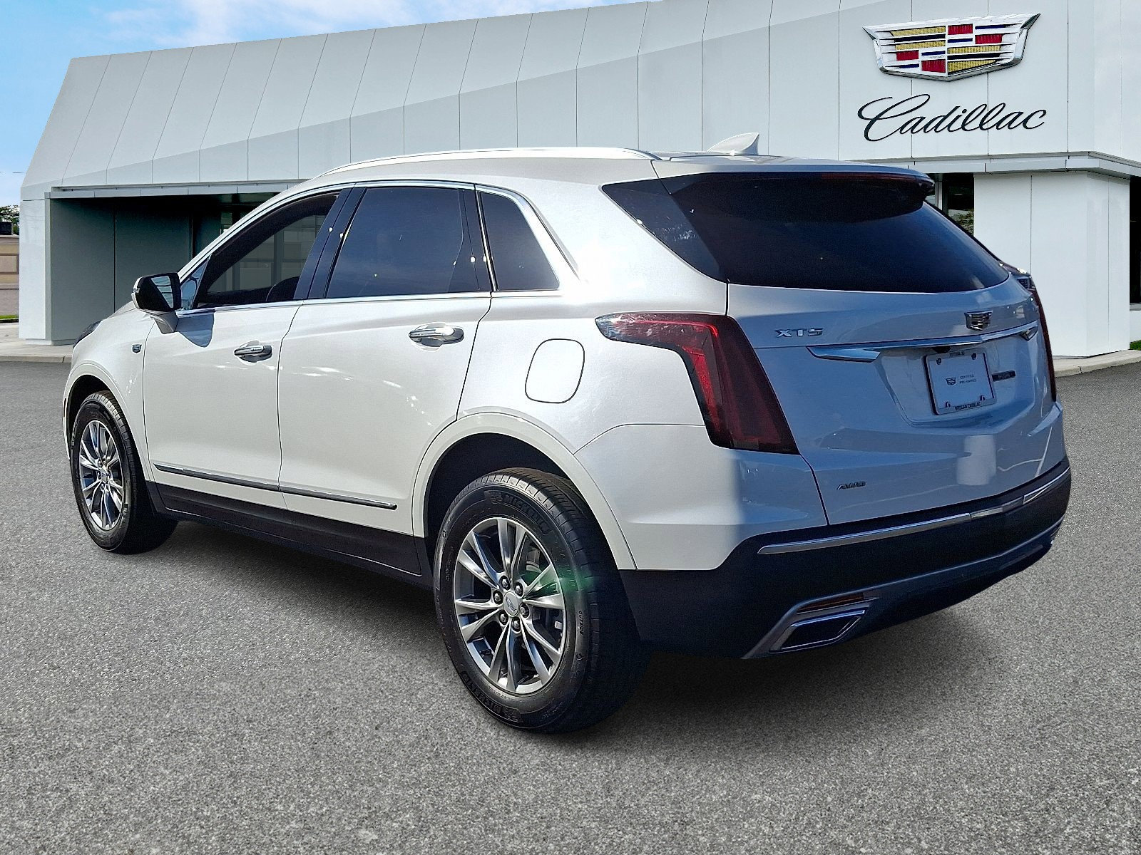 Certified 2022 Cadillac XT5 Premium Luxury AWD/4WD image 3