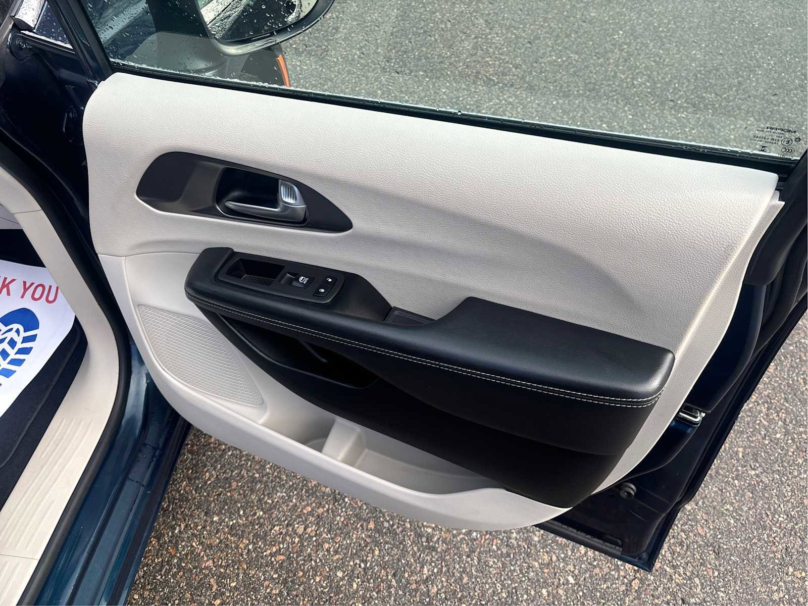 Used 2023 Chrysler Pacifica Touring-L image 22