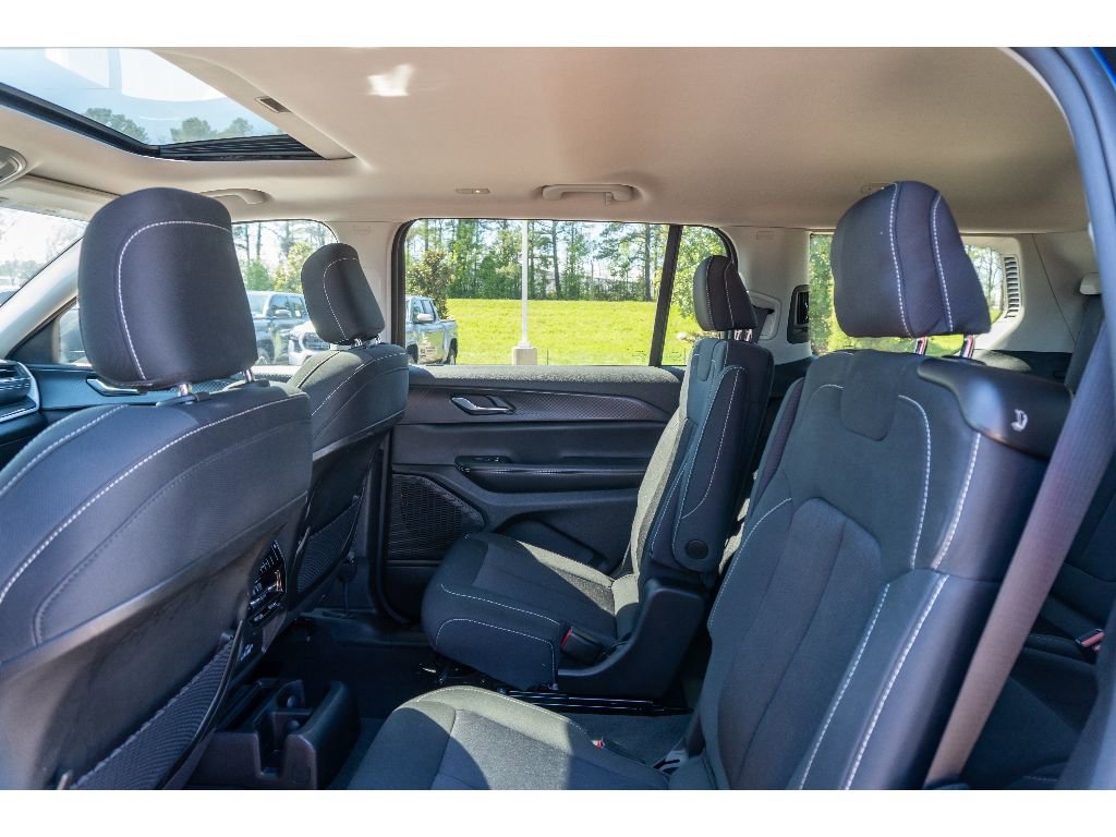 Used 2024 Jeep Grand Cherokee L Laredo image 14