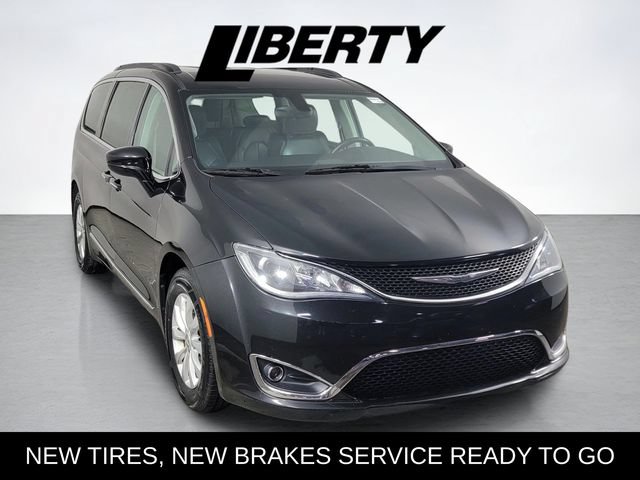 Used 2017 Chrysler Pacifica Touring-L FWD image 1