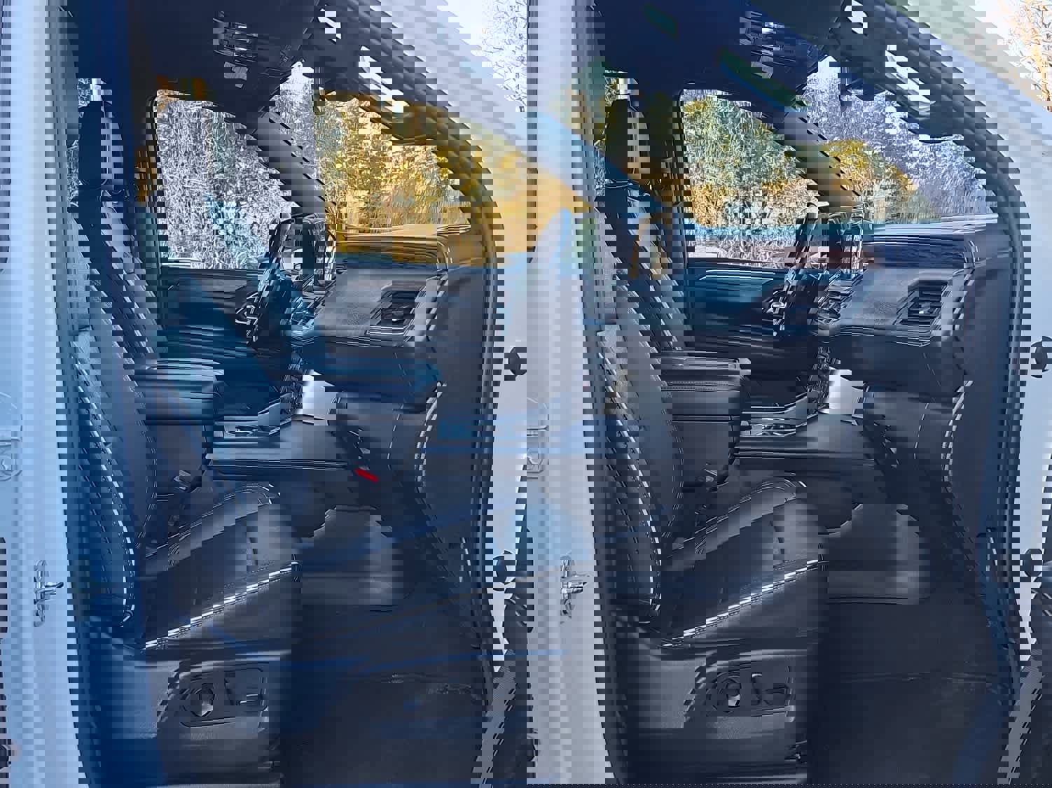 Used 2023 Chevrolet Suburban Premier image 24