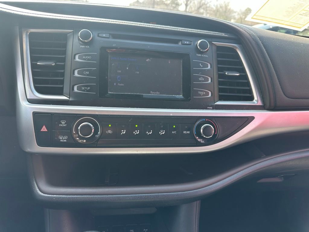 Used 2017 Toyota Highlander LE w/ Carpet Mat Package AWD/4WD image 22
