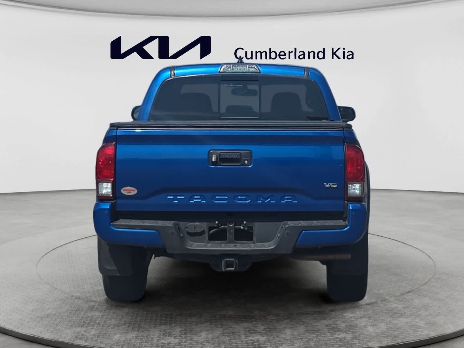 Used 2017 Toyota Tacoma TRD Off-Road AWD/4WD image 4