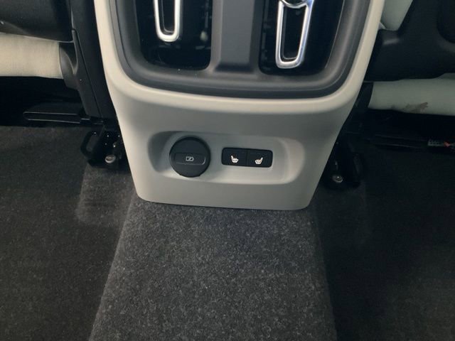 Used 2024 Volvo XC40 B5 Plus w/ Protection Package Premier image 18