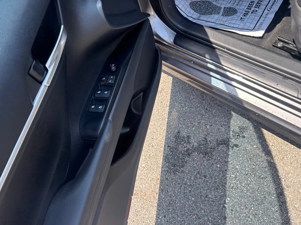 Used 2020 Toyota Camry SE FWD image 11