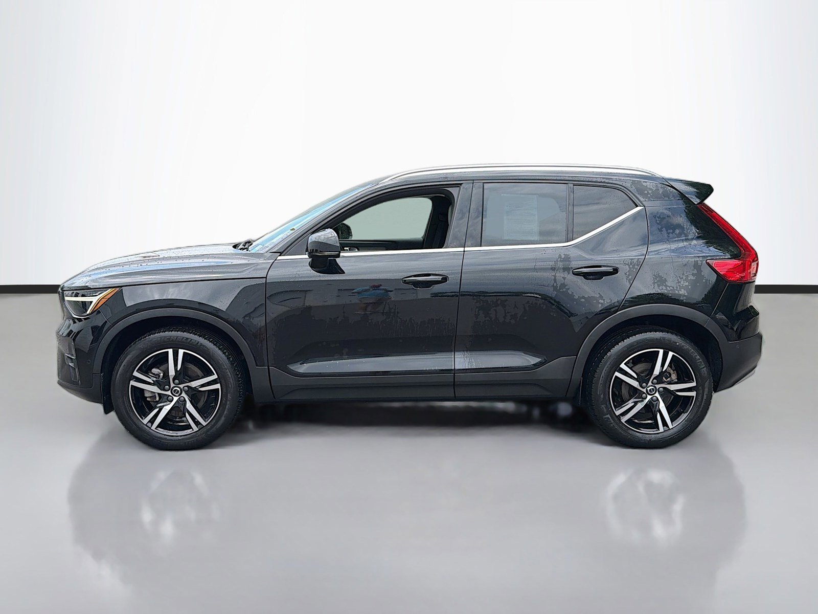 Used 2023 Volvo XC40 B5 Plus AWD/4WD image 8
