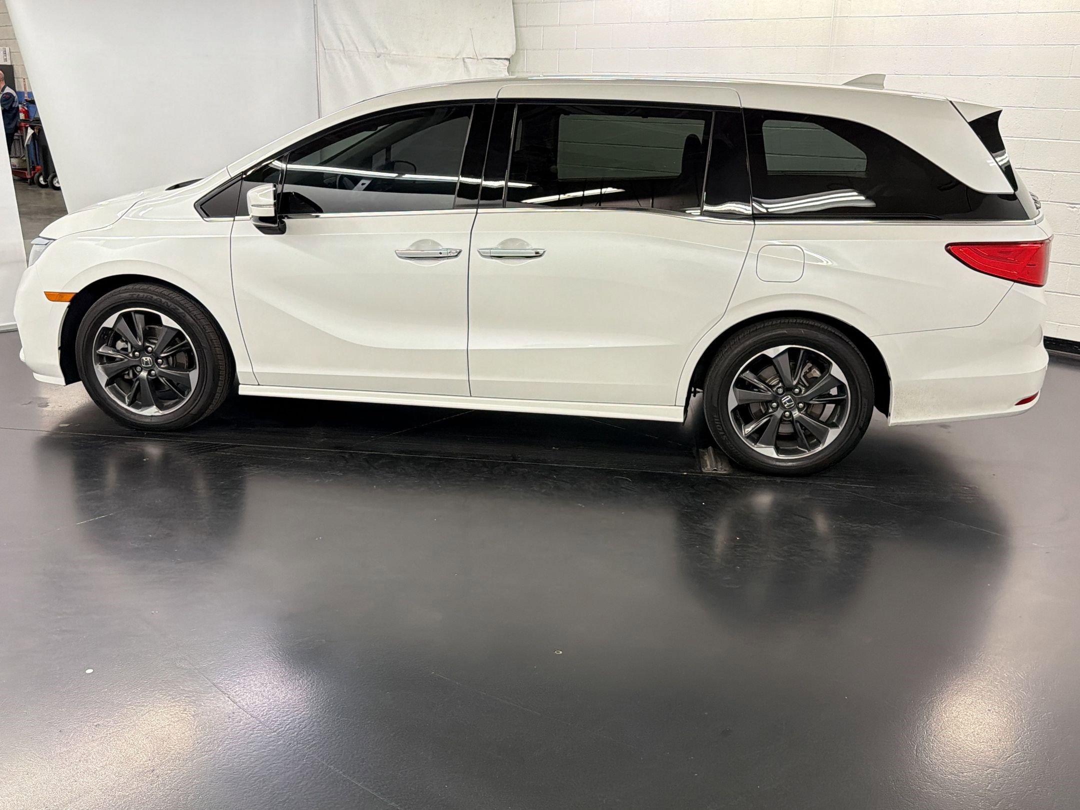 Certified 2023 Honda Odyssey Elite image 2