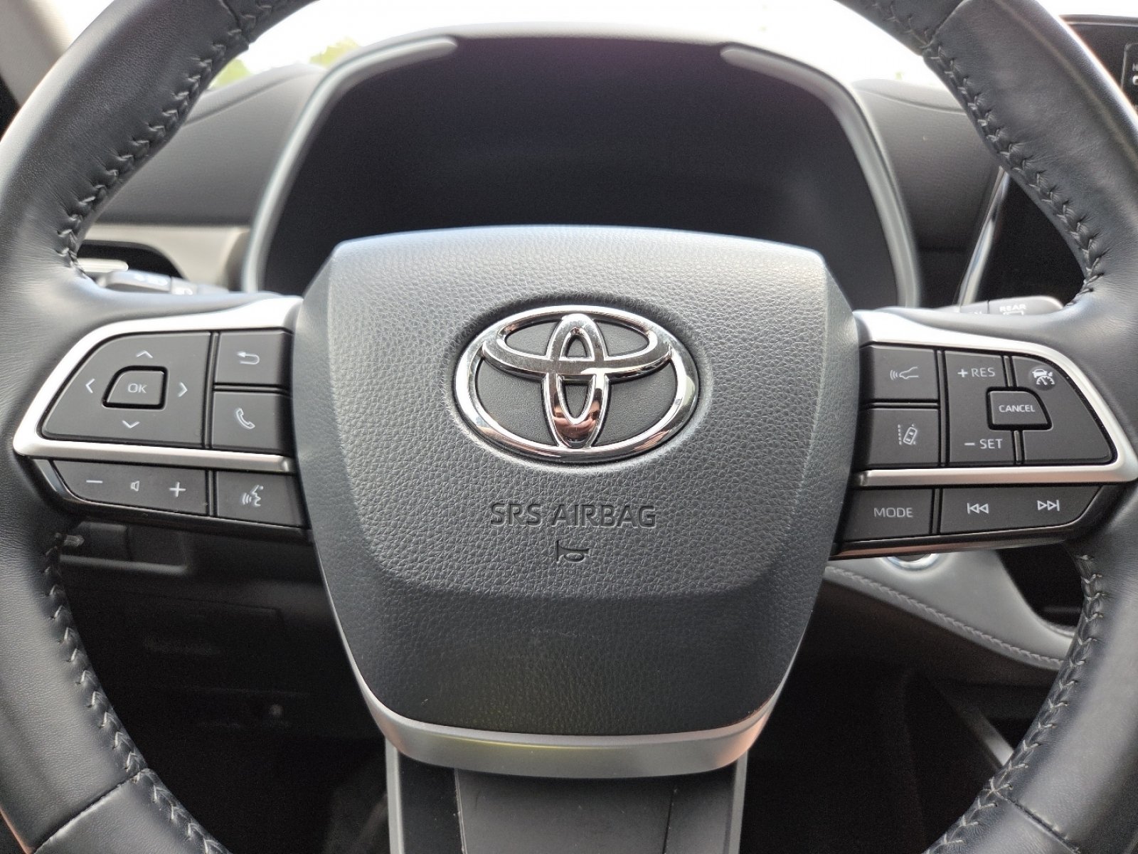 Used 2022 Toyota Highlander XLE AWD/4WD image 36