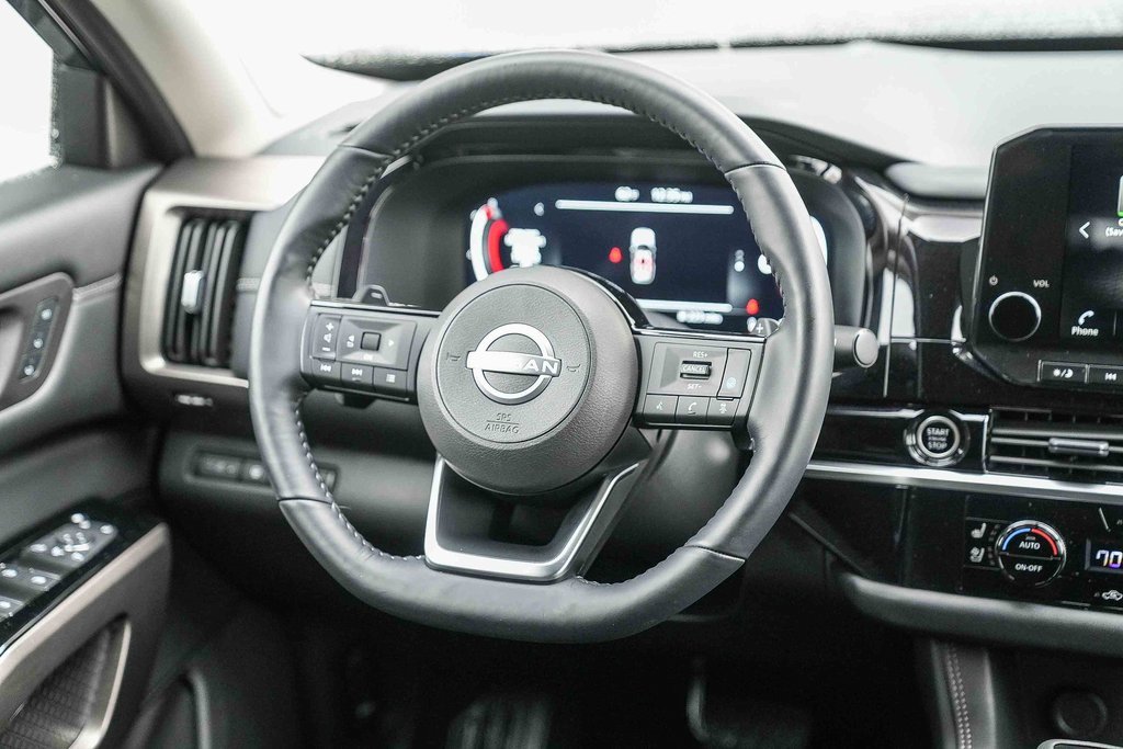 Used 2024 Nissan Pathfinder Platinum image 14