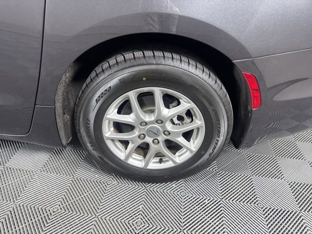 Used 2023 Chrysler Pacifica Touring-L image 11