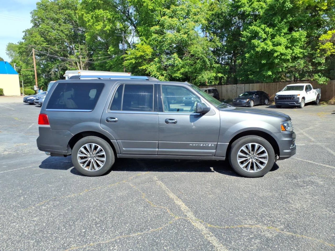 Used 2015 Lincoln Navigator 4WD image 2