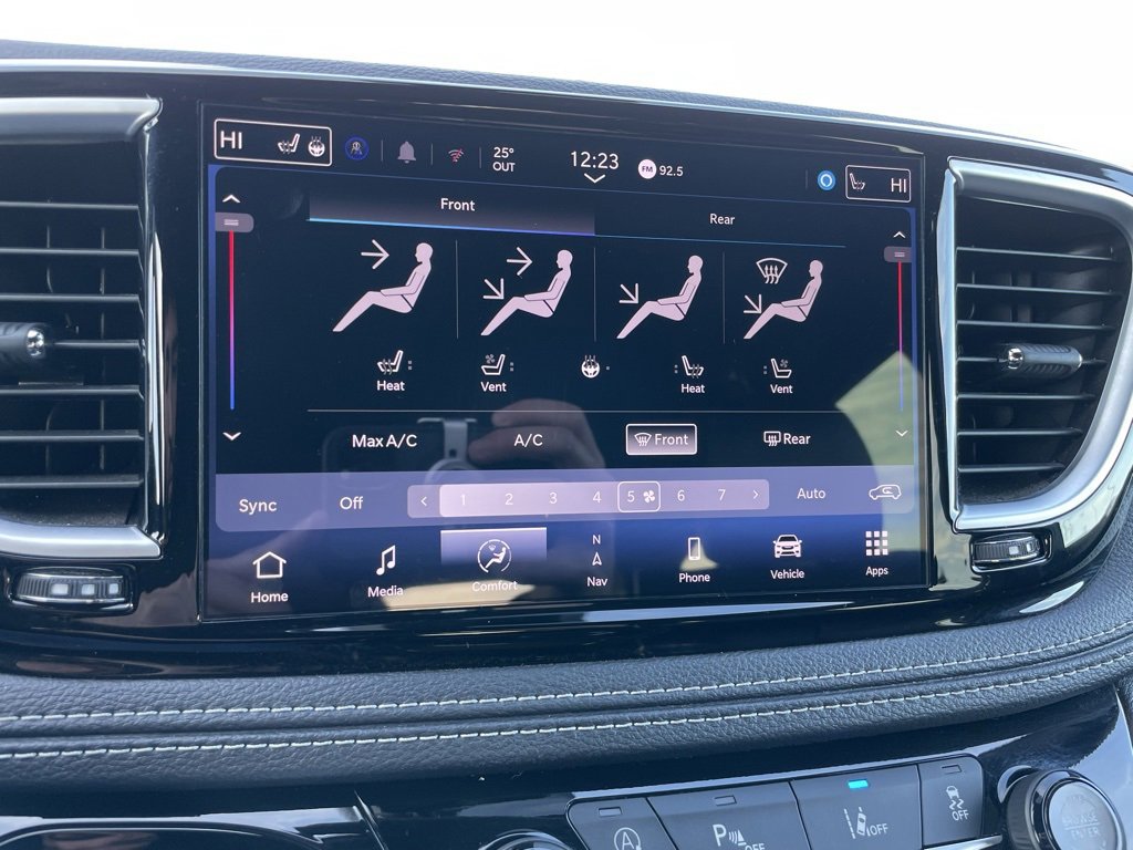 Used 2025 Chrysler Pacifica Limited image 18