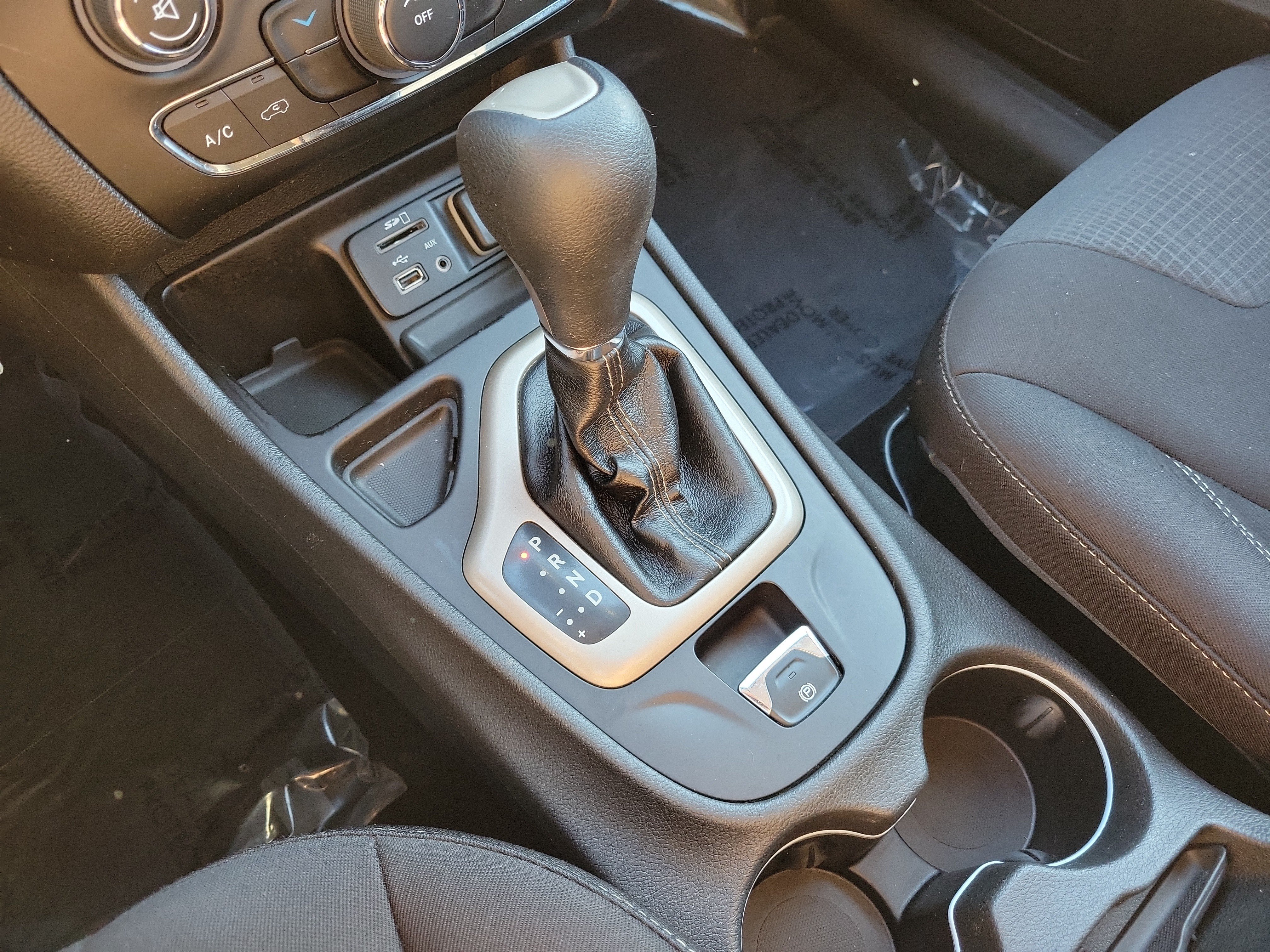 Used 2015 Jeep Cherokee Latitude w/ Cold Weather Group FWD image 31