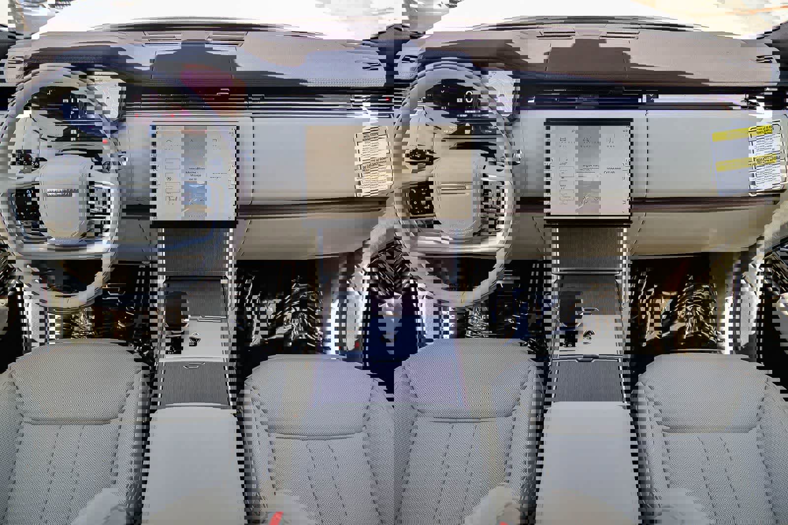 New 2026 Land Rover Range Rover Long Wheelbase SE image 12