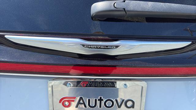 Used 2023 Chrysler Pacifica Touring-L FWD image 12