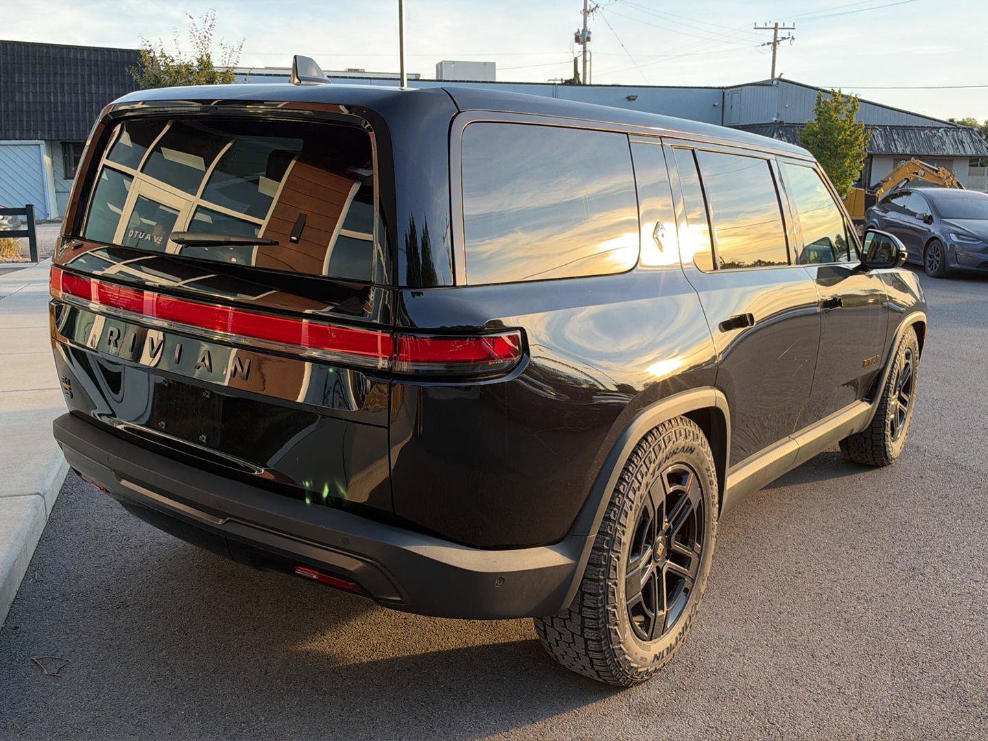 Used 2026 Rivian R1S Premium Tri AWD/4WD image 8