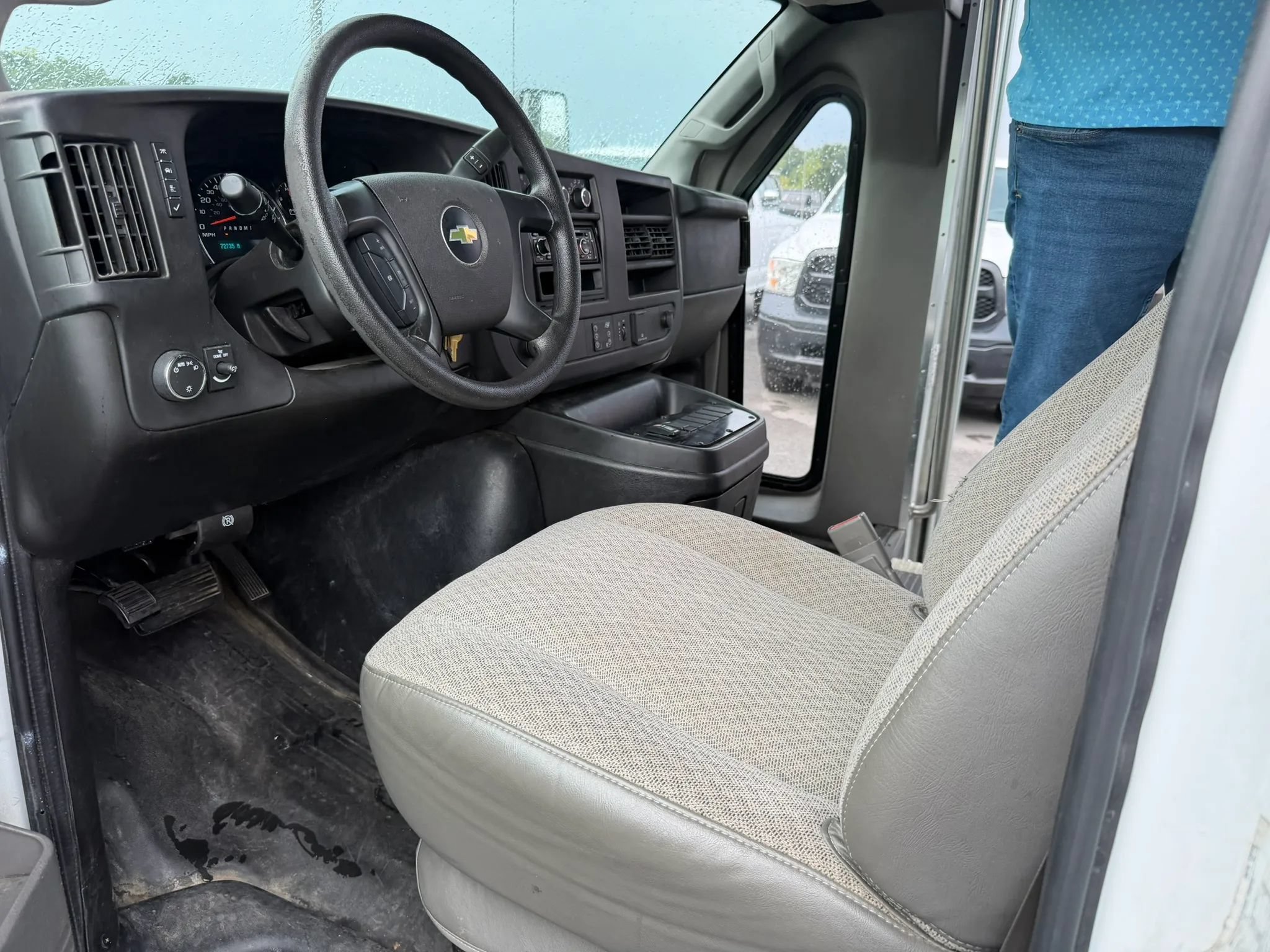 Used 2016 Chevrolet Express 4500 w/ Shuttle Bus Package RWD image 5