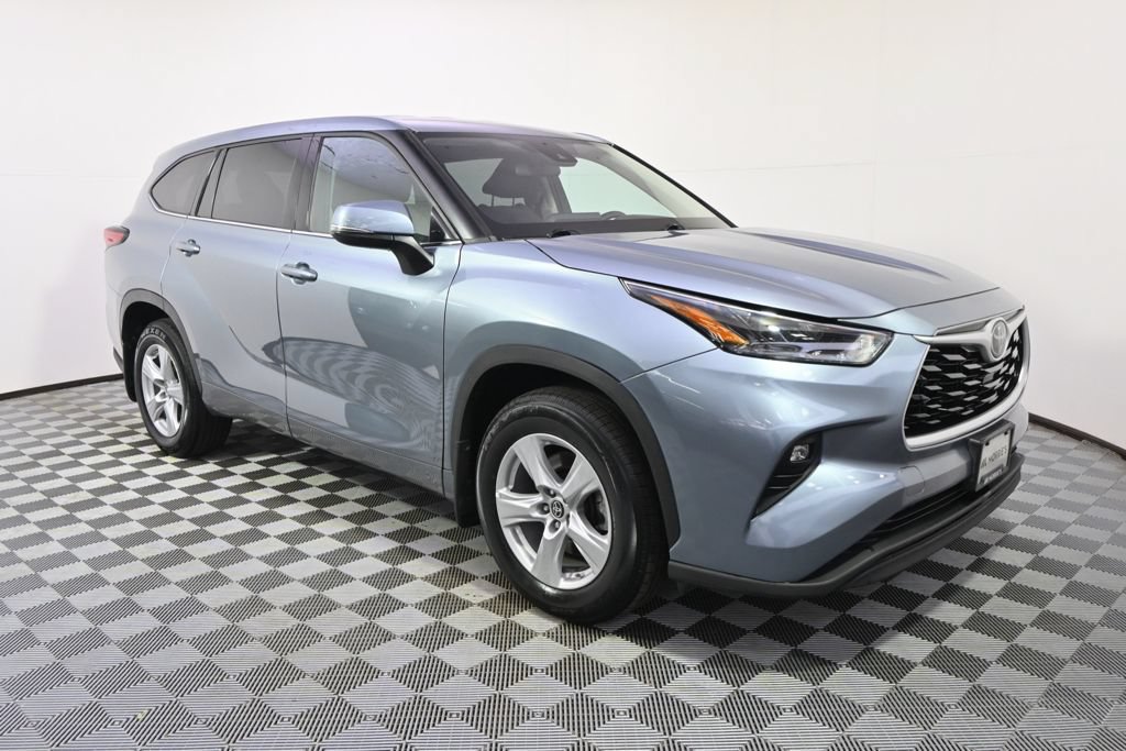 Used 2021 Toyota Highlander LE AWD/4WD image 8