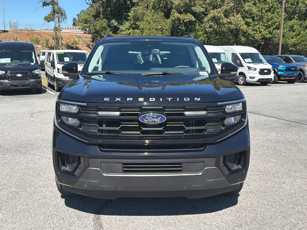 Used 2025 Ford Expedition Active AWD/4WD image 2