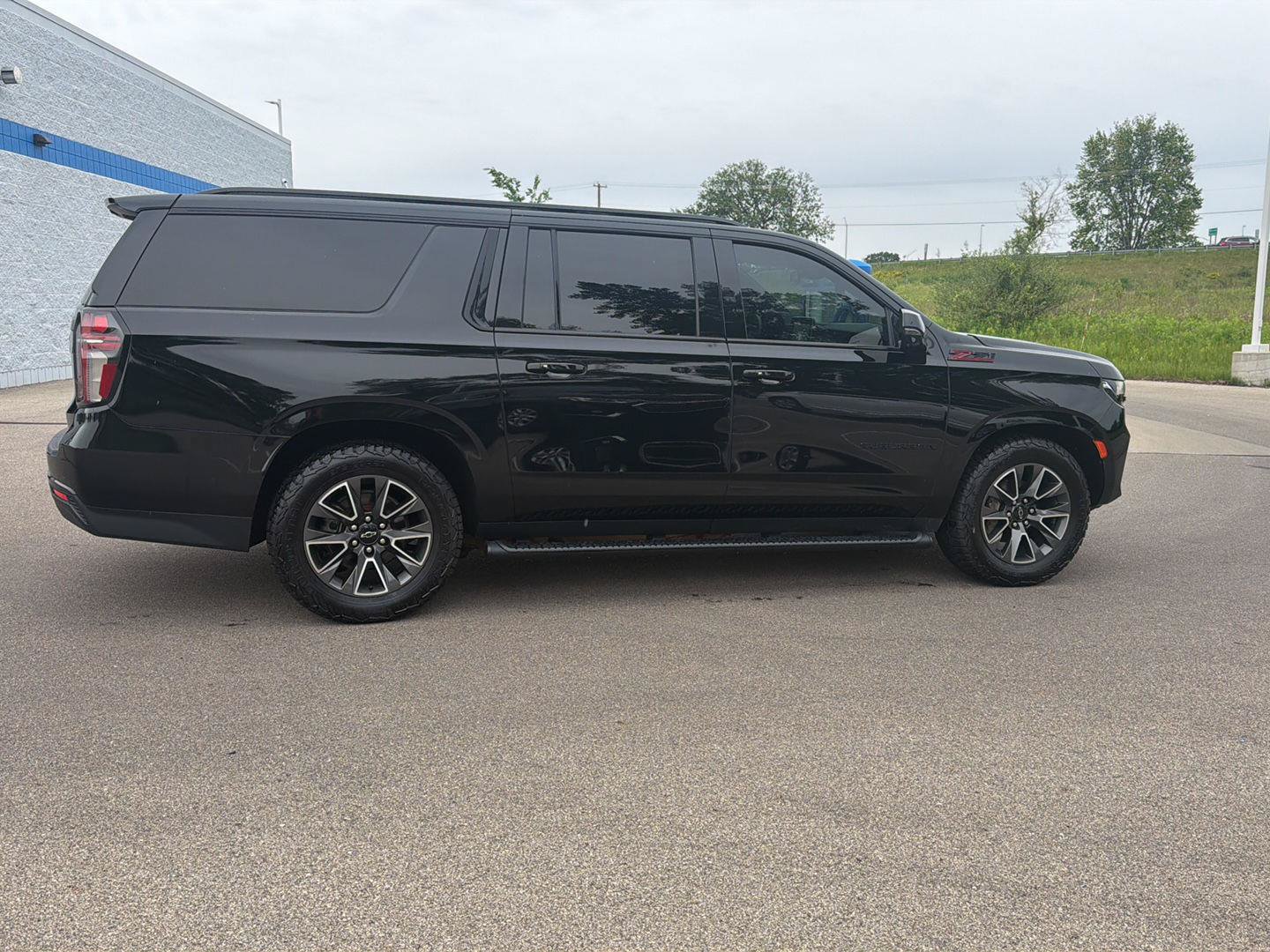 Used 2023 Chevrolet Suburban Z71 w/ Z71 Off-Road Package AWD/4WD image 6