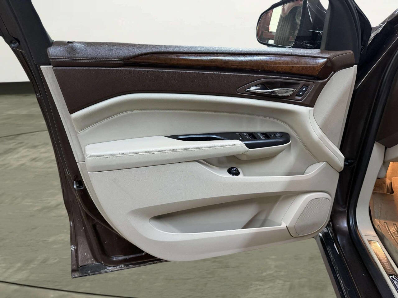 Used 2015 Cadillac SRX Luxury w/ Driver Awareness Package image 14