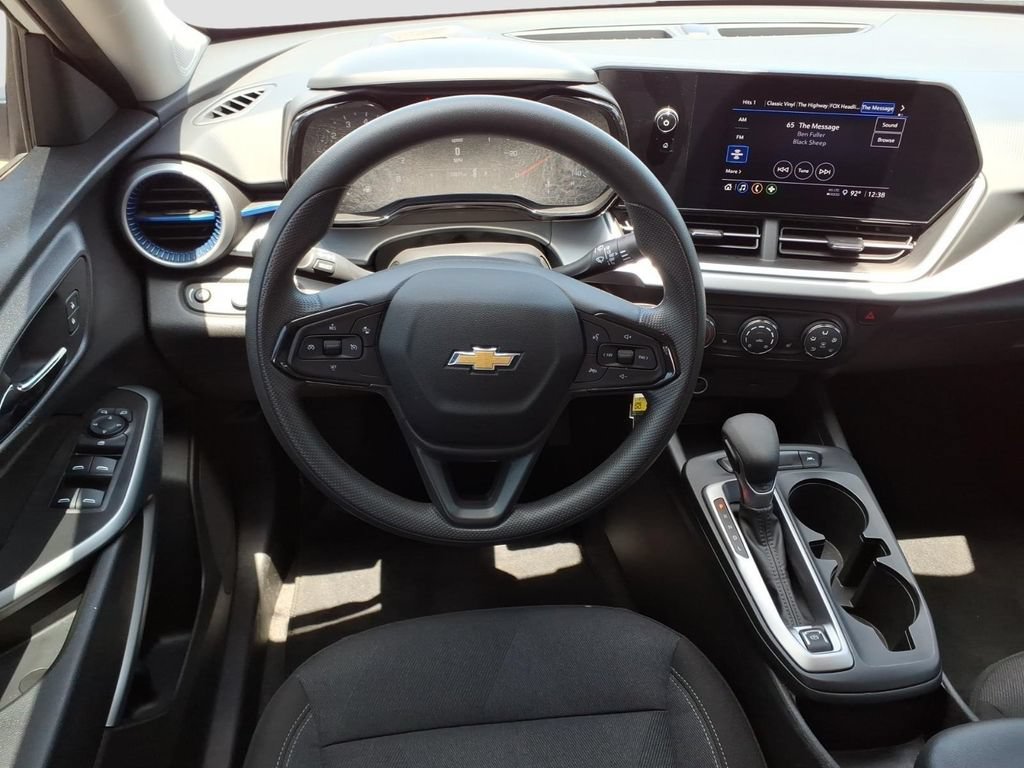 Used 2025 Chevrolet Trax LS w/ LS Convenience Package FWD image 9