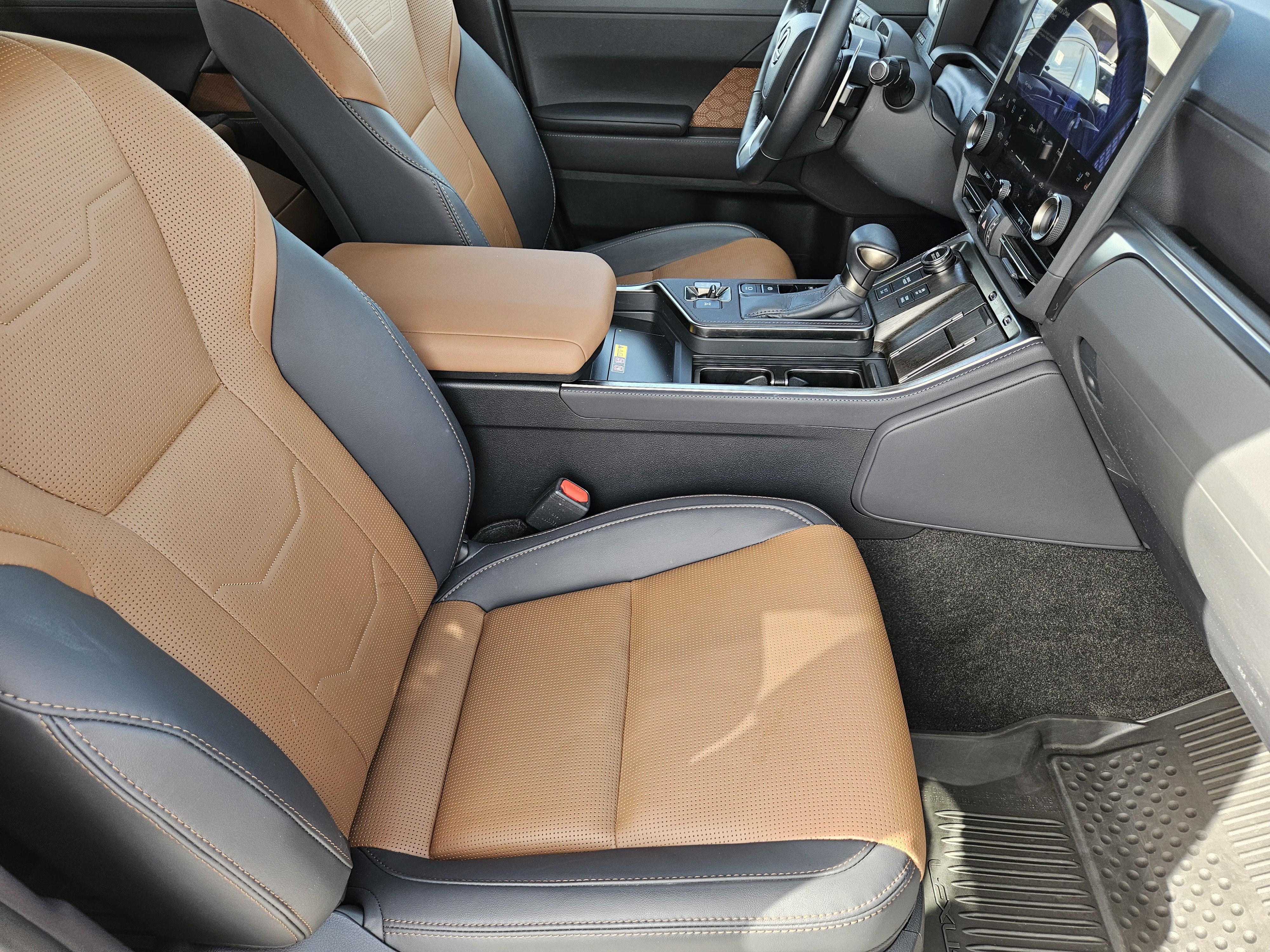 Used 2025 Lexus GX 550 w/ Accessory Package (2T) AWD/4WD image 14