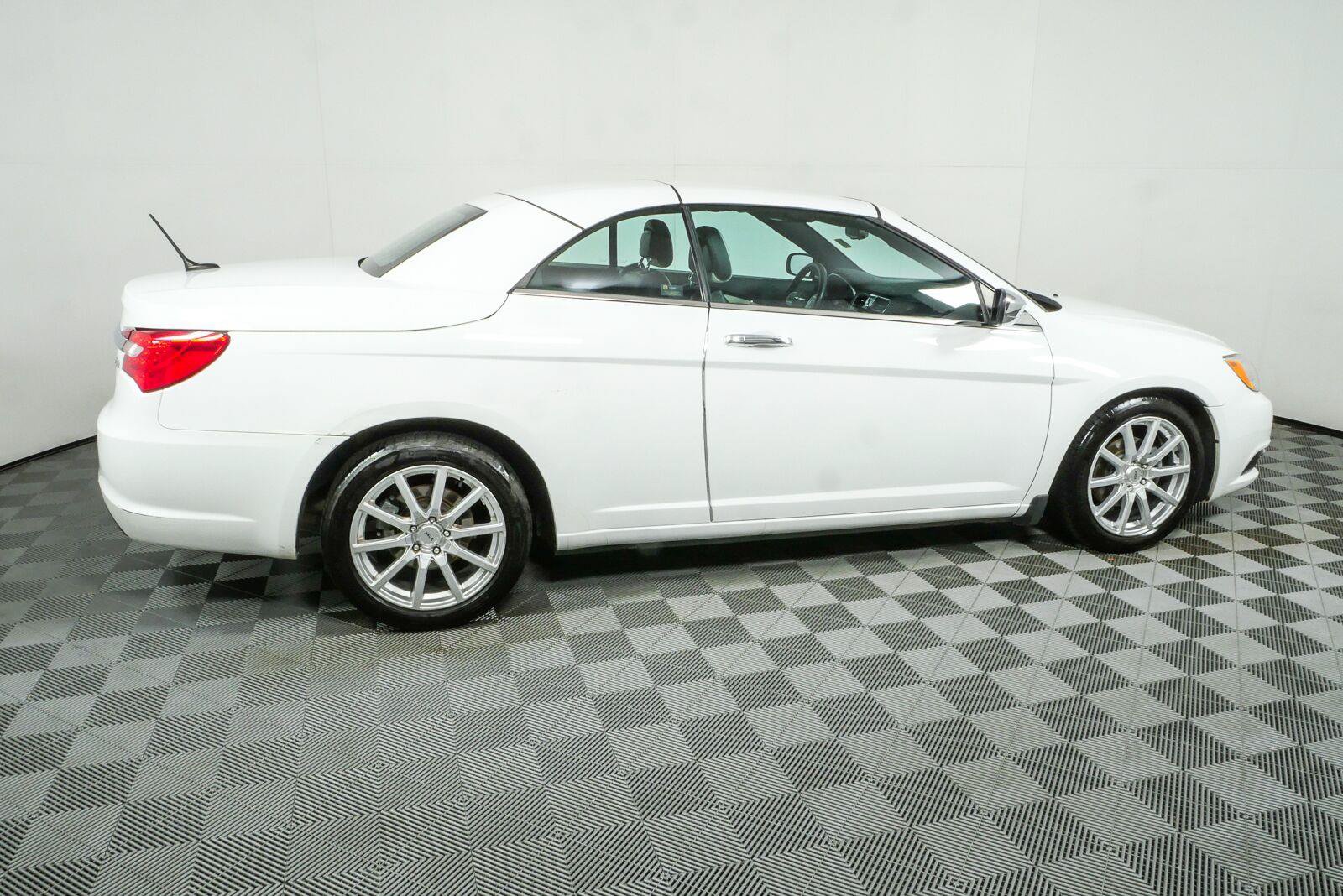 Used 2013 Chrysler 200 Limited FWD image 2