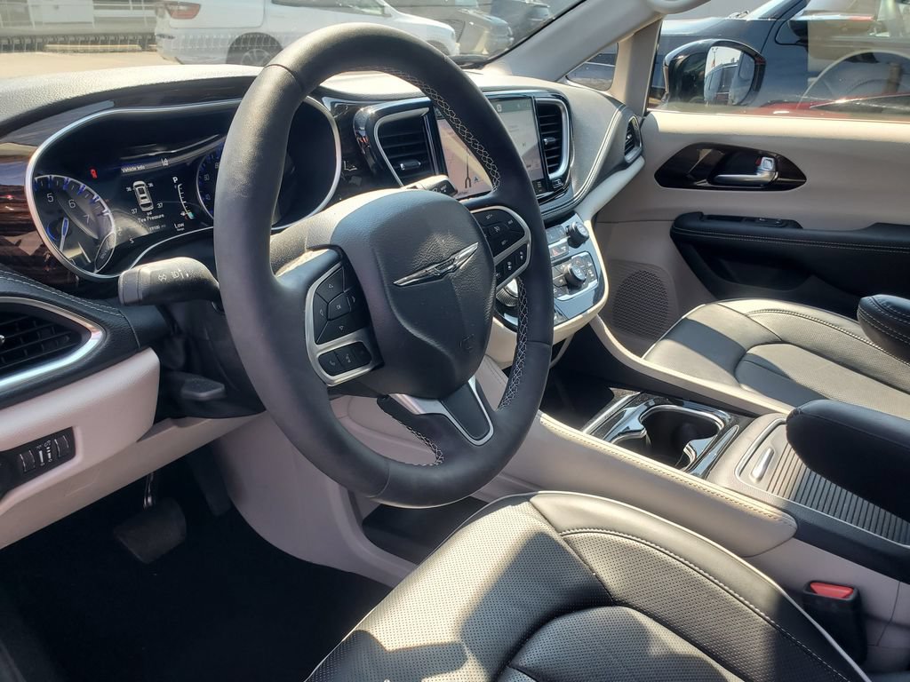 Used 2024 Chrysler Pacifica Limited FWD image 11