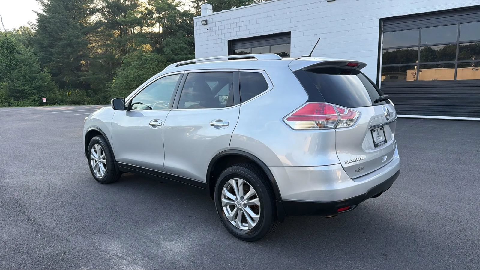 Used 2015 Nissan Rogue SV AWD/4WD image 5
