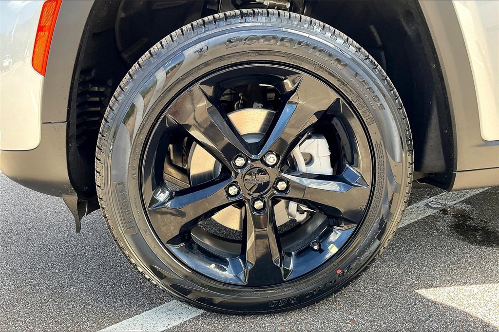 New 2025 Jeep Grand Cherokee Limited w/ Black Appearance Package image 12