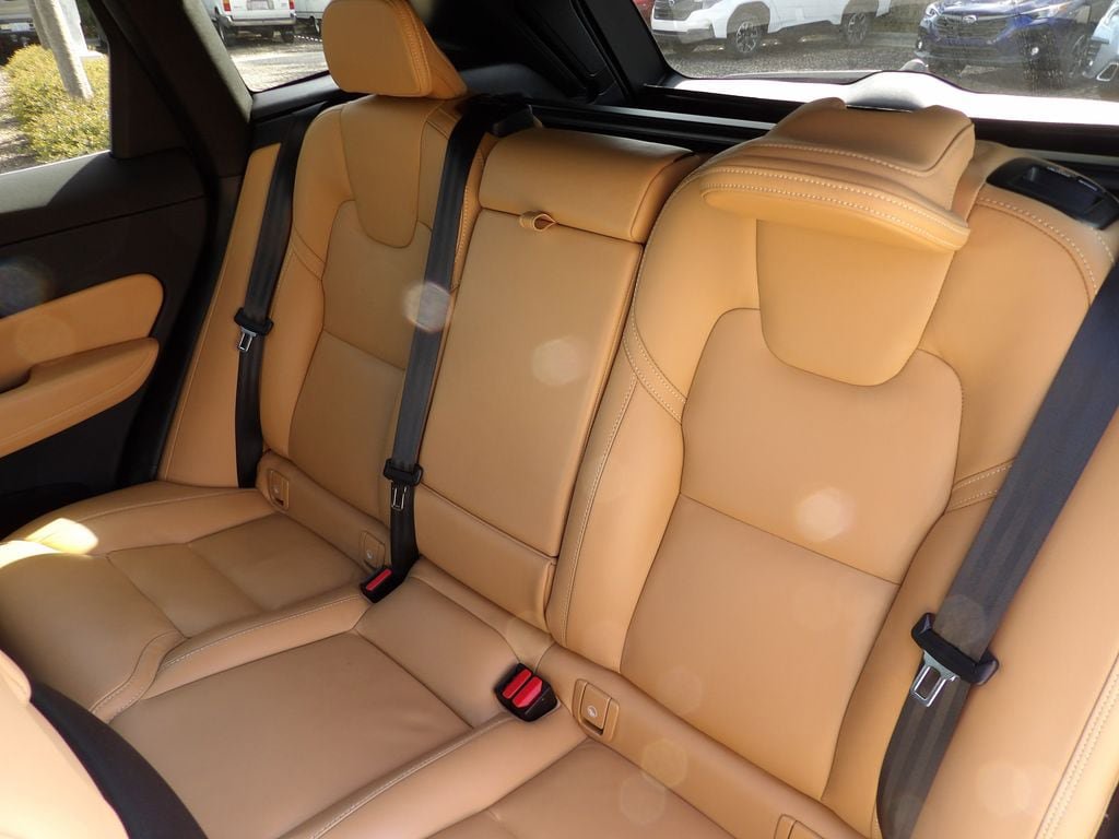 Used 2023 Volvo XC60 B5 Ultimate w/ Climate Package FWD image 23